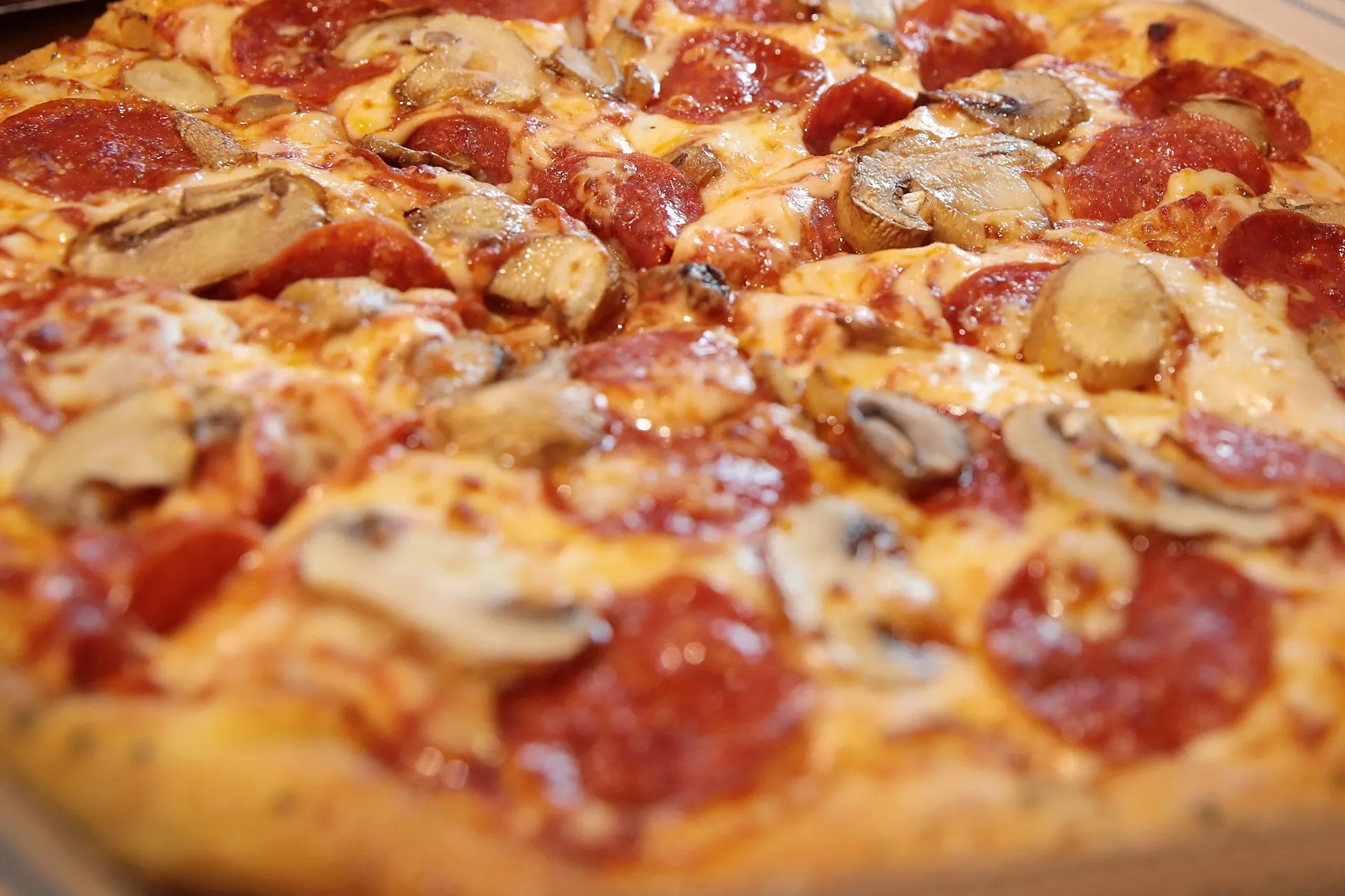 Domino's Pizza pepperoni pie